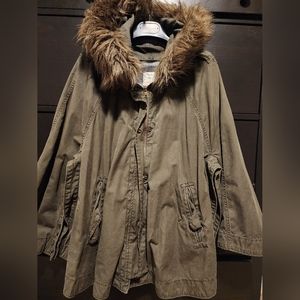 Cape jacket with removable fur
